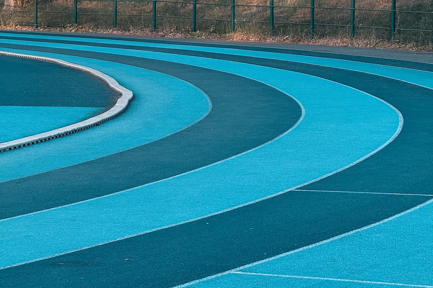 La courbe de la piste bleue du stade