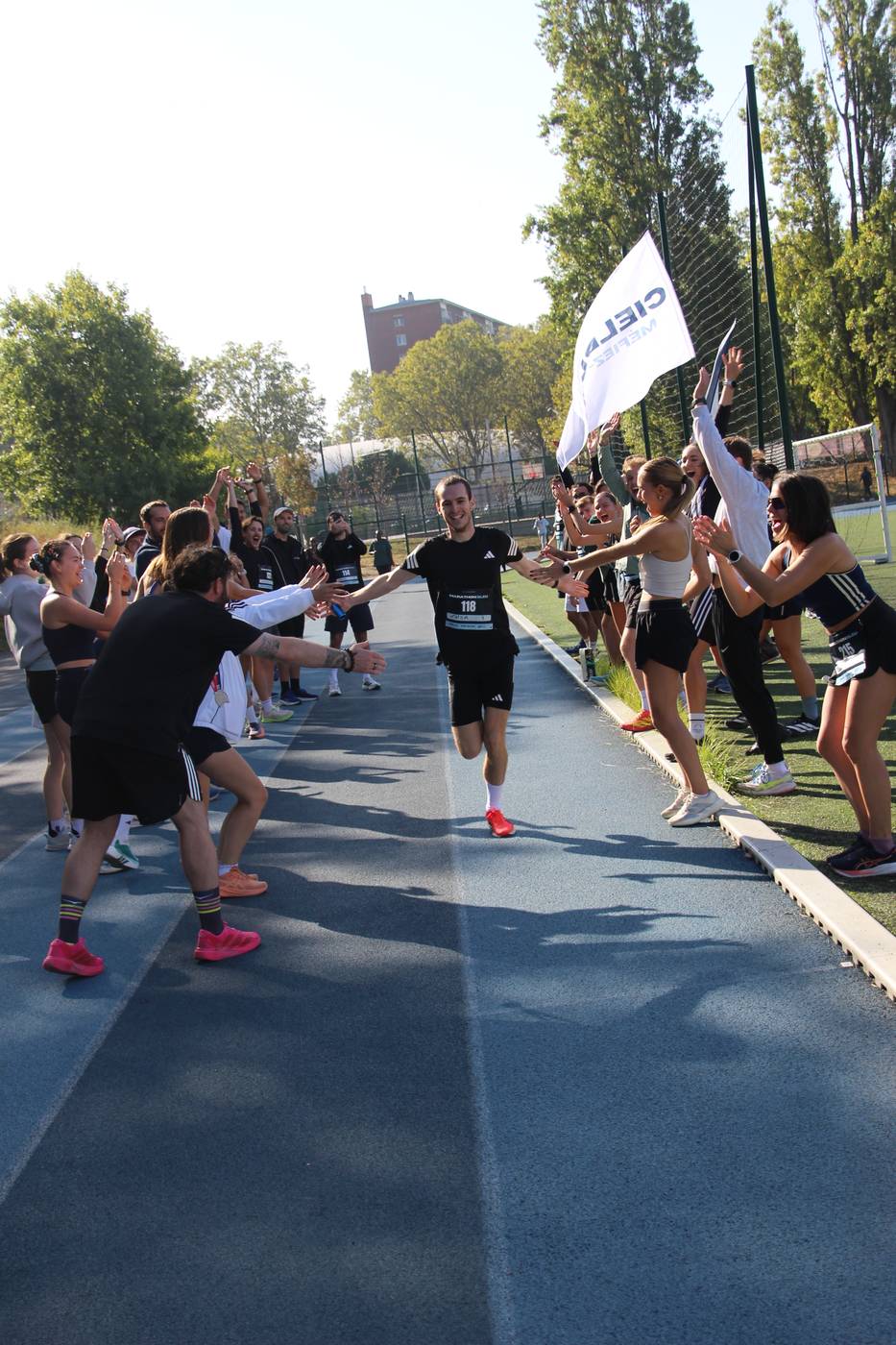 Un coureur accueilli par une haie d'encouragements