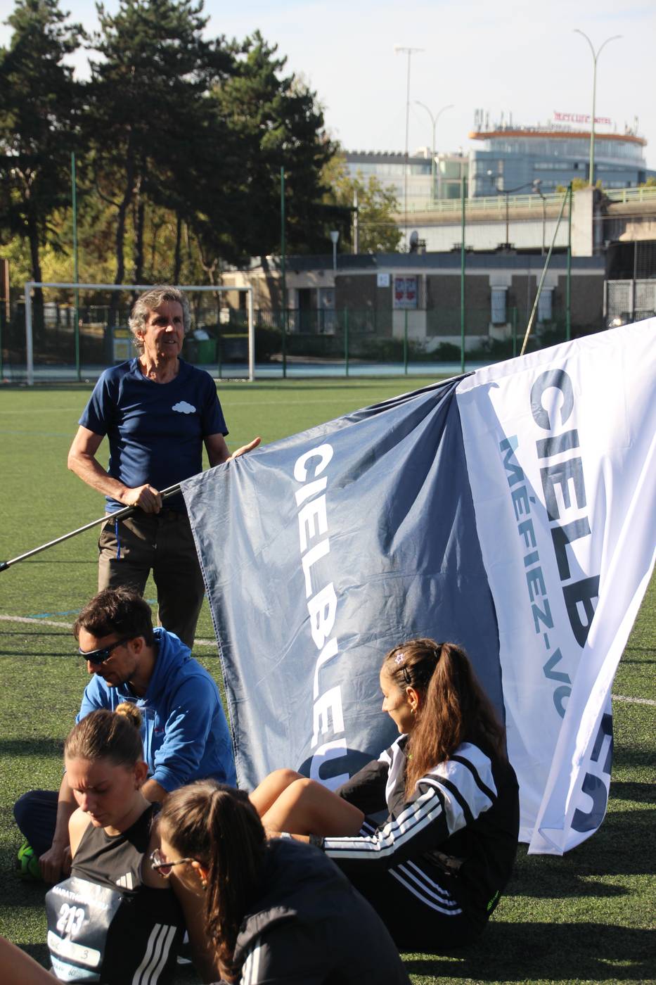 Le drapeau CIELBLEU déployé au bord de la piste